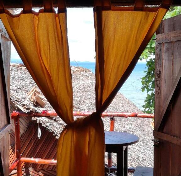 اتاق لوکس با بالکن و چشمانداز دریا, Chez Alex