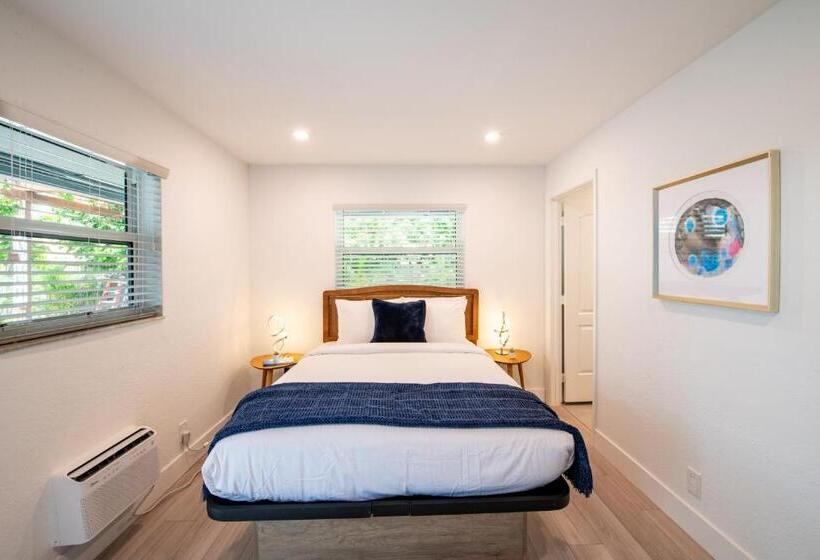 디럭스 스튜디오, The Lauderdale Boutique