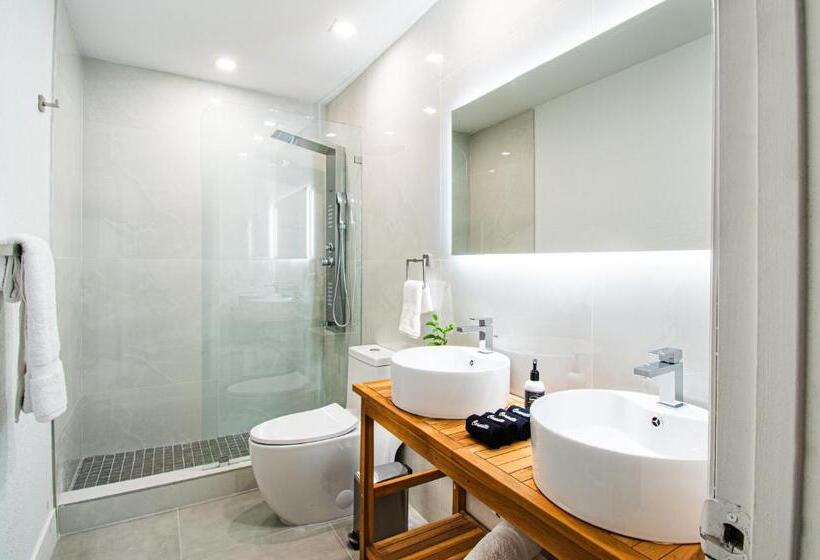 스탠다드 스튜디오, The Lauderdale Boutique