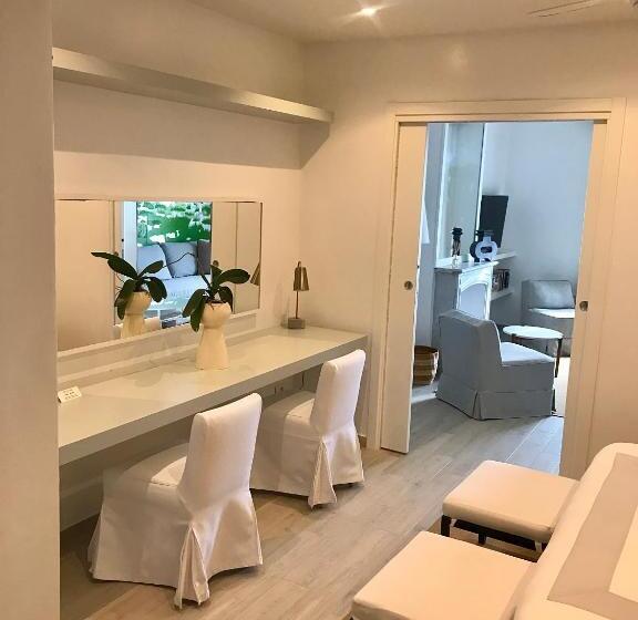 جناح مطلّ علي البحر, Les Lilas