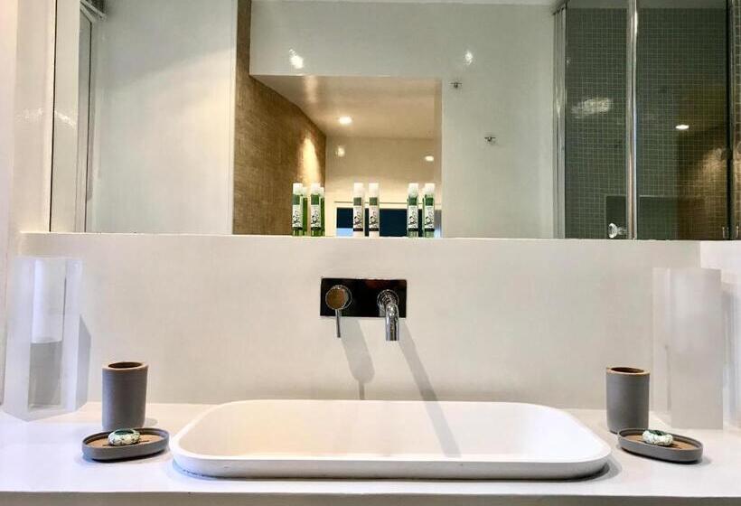 جناح مطلّ علي البحر, Les Lilas