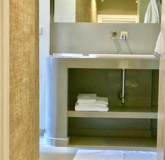 جناح مطلّ علي البحر, Les Lilas