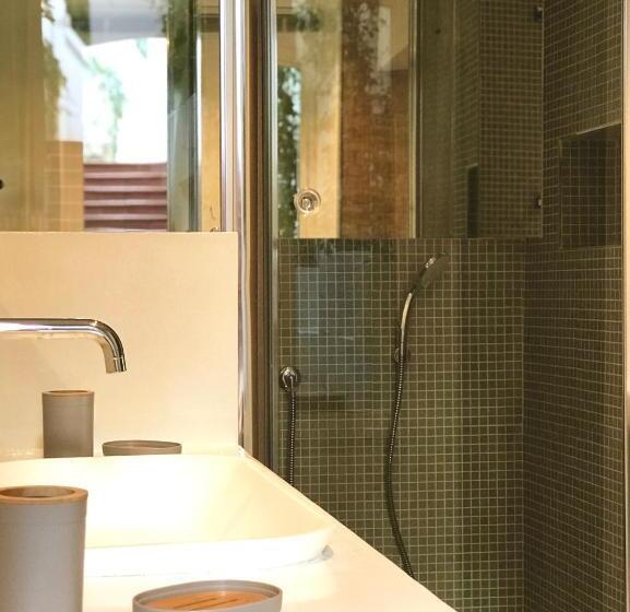 جناح مطلّ علي البحر, Les Lilas