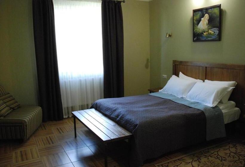 اتاق سوپریور با تخت بزرگ, Sadyba Darka