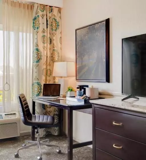 استودیوی استاندارد, Ayres Hotel Corona Riverside