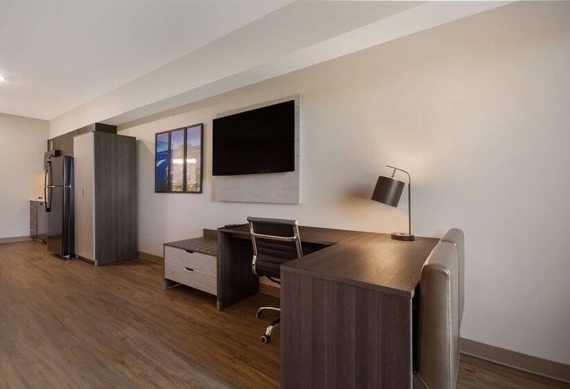 جناح, Spark By Hilton Destin