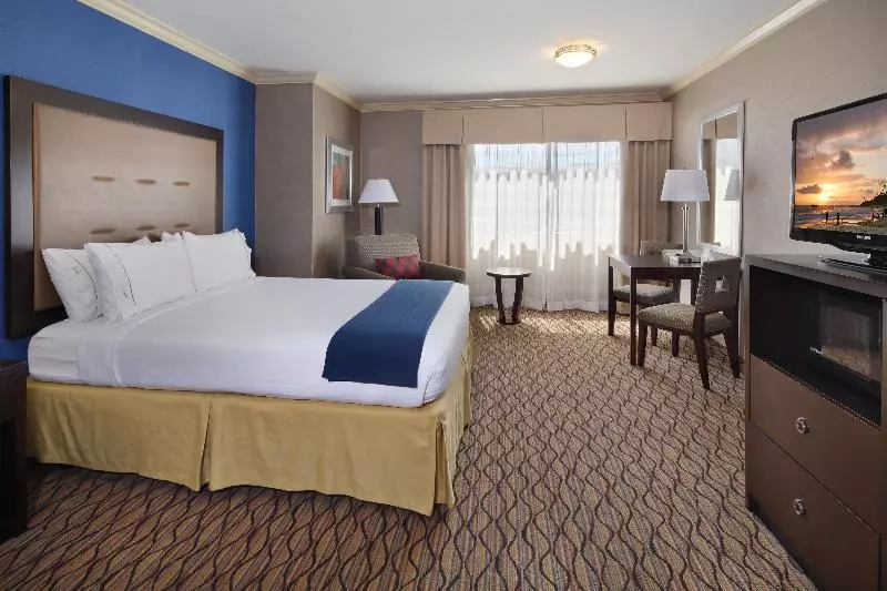 اتاق استاندارد با تخت بزرگ برای معلولان, Holiday Inn Express Port Hueneme, An Ihg