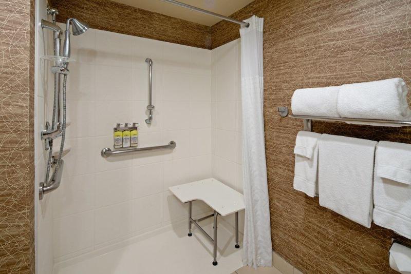 Номер Стандарт Кровать Кинг Адаптированный для Инвалидов, Holiday Inn Express Port Hueneme, An Ihg