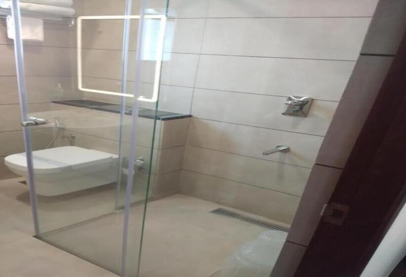 اتاق لوکس با تخت بزرگ, Villa Maryam