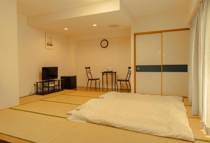 غرفة عائلية مطلّة علي الجبل, Tsushima Dae A