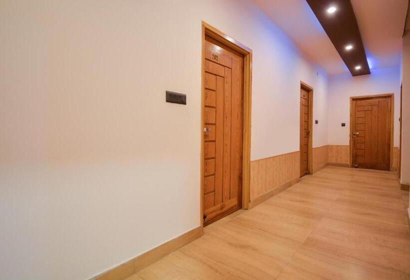 חדר קלאסי לשלושה, Oyo 28000  Shivay Residency