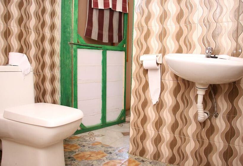 اتاق لوکس, Akomapa Village