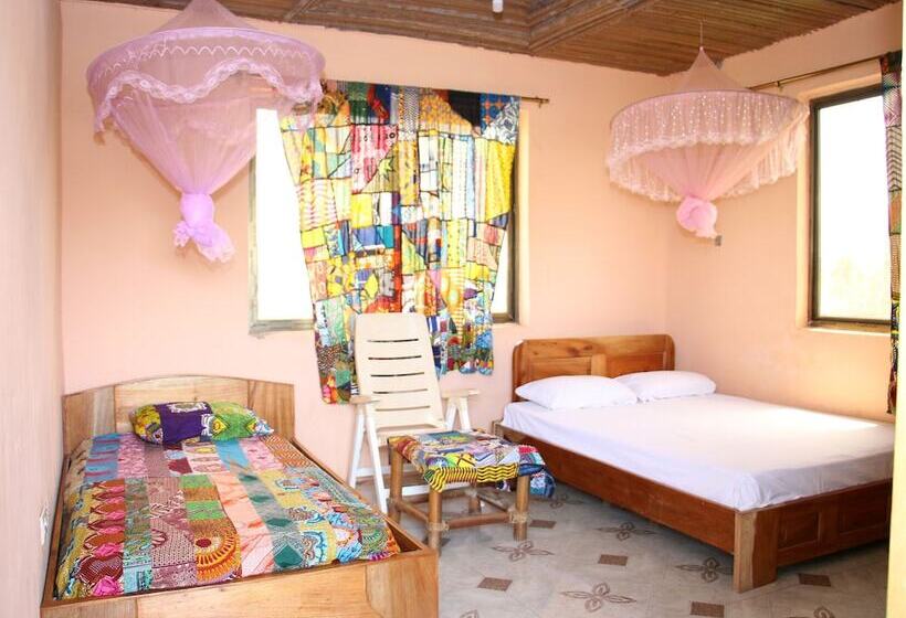 اتاق لوکس, Akomapa Village