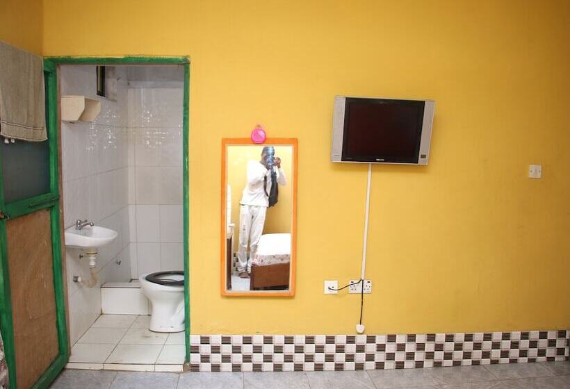 اتاق لوکس, Akomapa Village