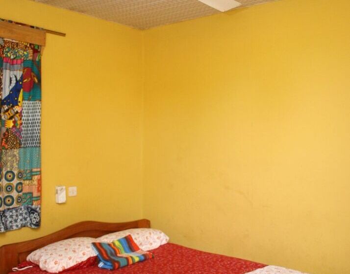 اتاق لوکس, Akomapa Village