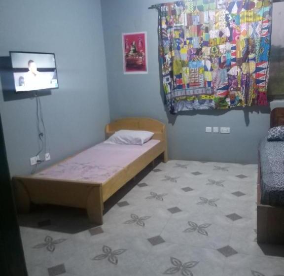 اتاق لوکس, Akomapa Village