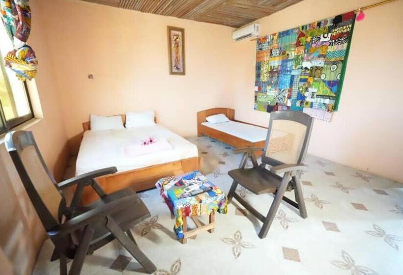 اتاق لوکس, Akomapa Village