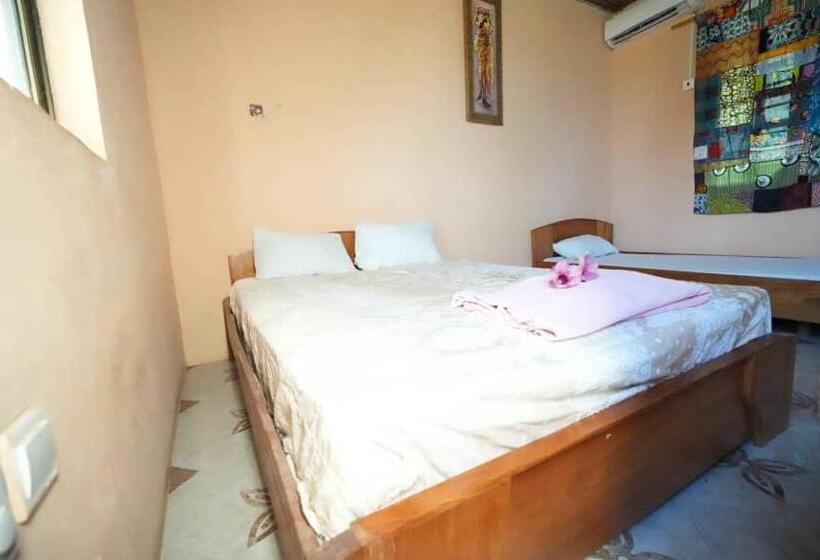 اتاق لوکس, Akomapa Village