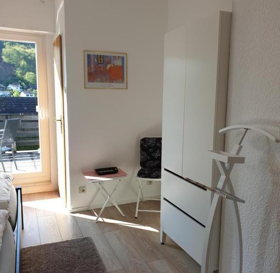 غرفة قياسية مزوَّدة بشُرفة, Eifelblümchen