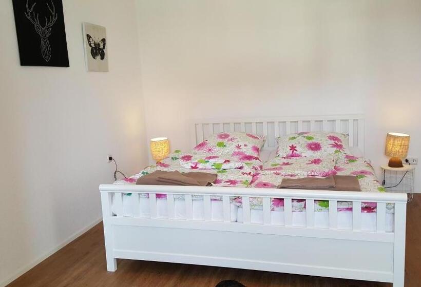 شقة غرفة واحدة, Eifelblümchen