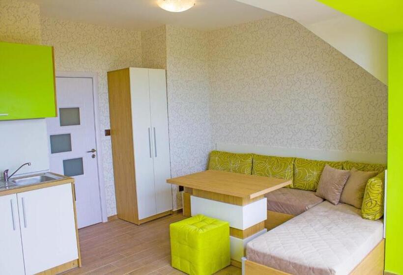 オーシャンビューファミリールーム, Complex Chayka Guest House