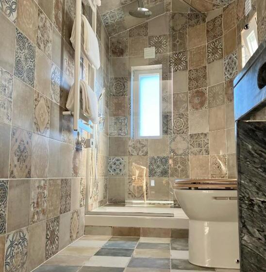 اتاق سوپریور با چشمانداز دریا, The Globetrotter's Inn