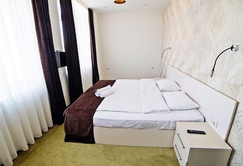 سوییت جونیور, Mardi Plaza