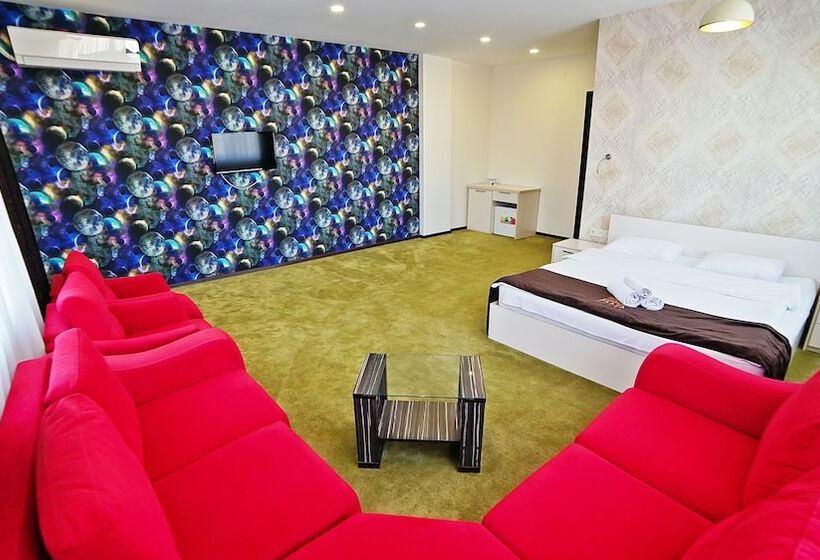 سوییت جونیور, Mardi Plaza