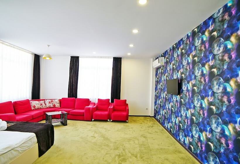 سوییت جونیور, Mardi Plaza