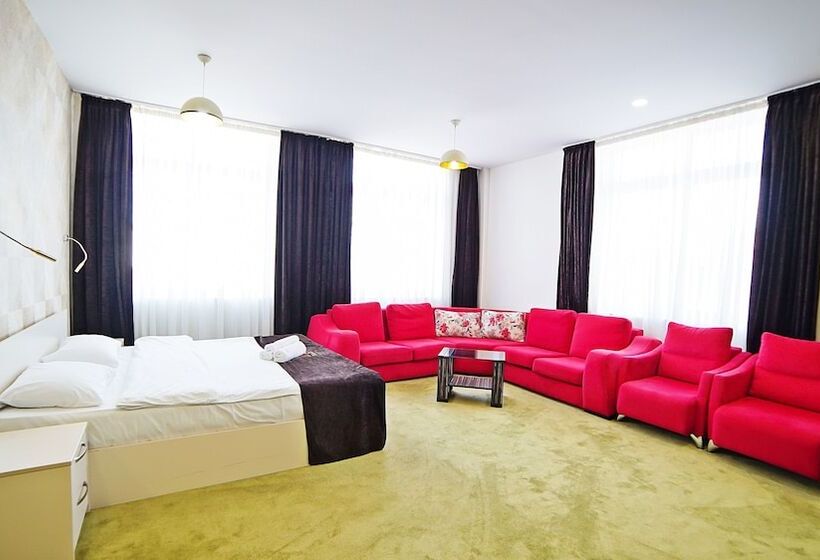 سوییت جونیور, Mardi Plaza