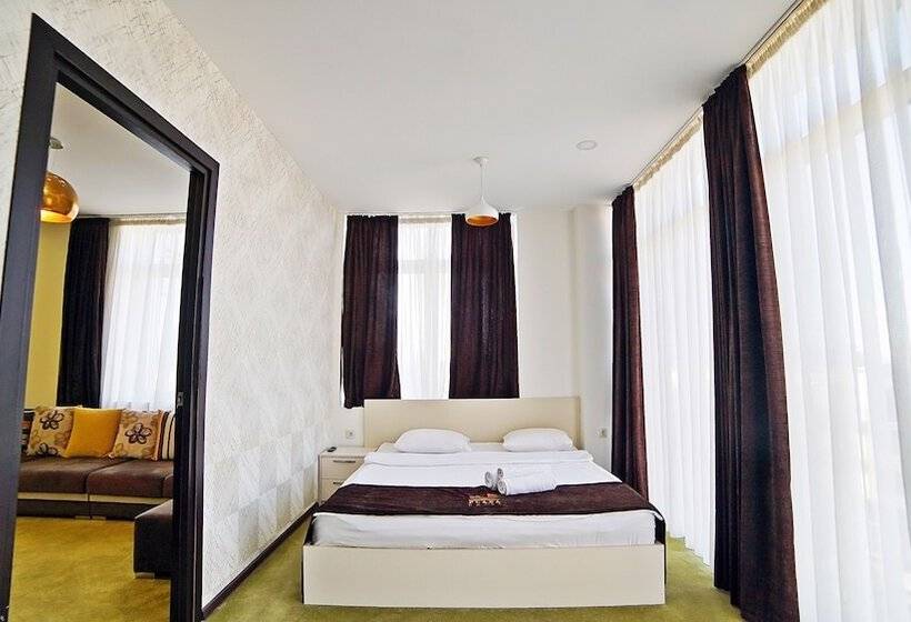 سوییت جونیور, Mardi Plaza