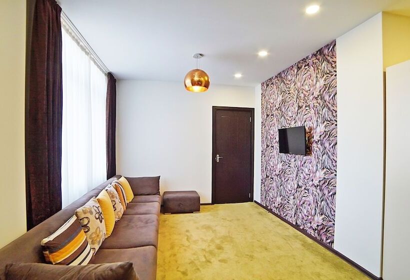 سوییت جونیور, Mardi Plaza