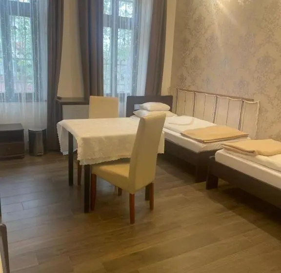 Standard Neljän Hengen Huone, Kastélykert Fogadó