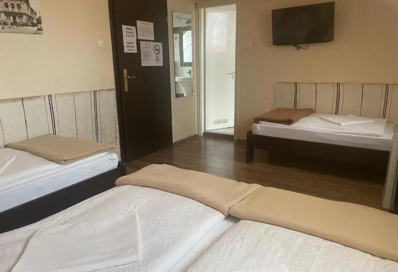 Economy Quadruple Room, Kastélykert Fogadó