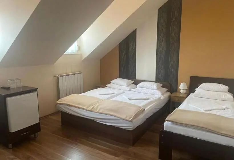 Economy Quadruple Room, Kastélykert Fogadó