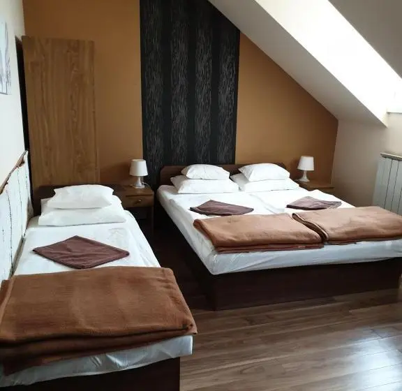Economy Quadruple Room, Kastélykert Fogadó