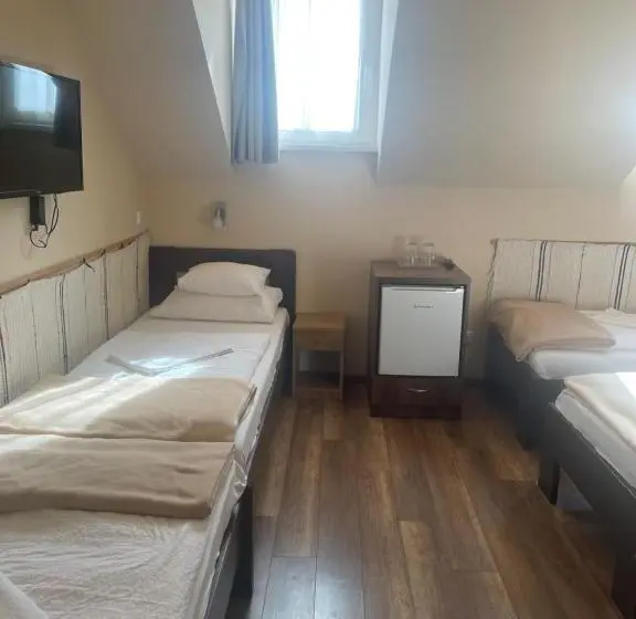 Economy Quadruple Room, Kastélykert Fogadó