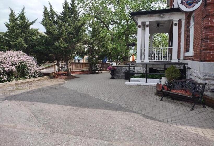 جناح مطل على البحيرة, The King George Inn