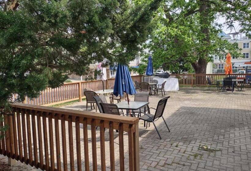 Suite with lake view, The King George Inn