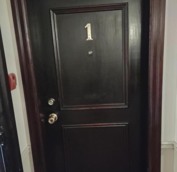 جناح مطل على البحيرة, The King George Inn