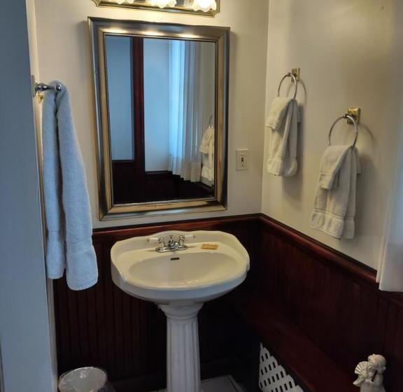Suite with lake view, The King George Inn