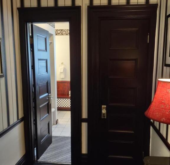 جناح مطل على البحيرة, The King George Inn