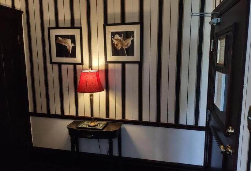 Suite with lake view, The King George Inn