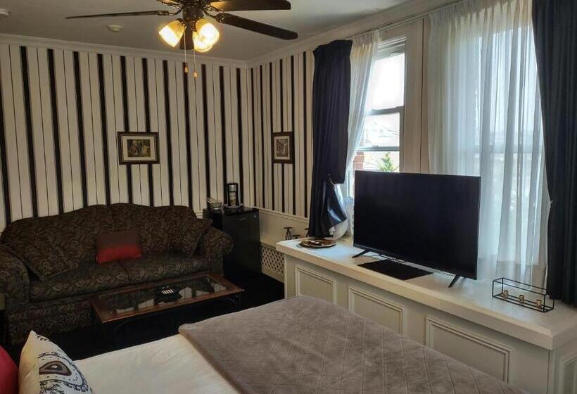 جناح مطل على البحيرة, The King George Inn