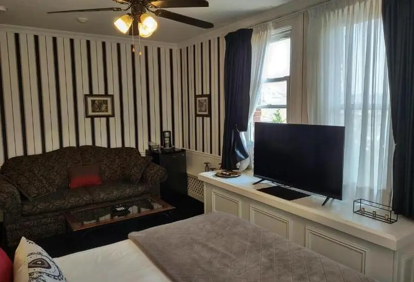 Suite with lake view, The King George Inn