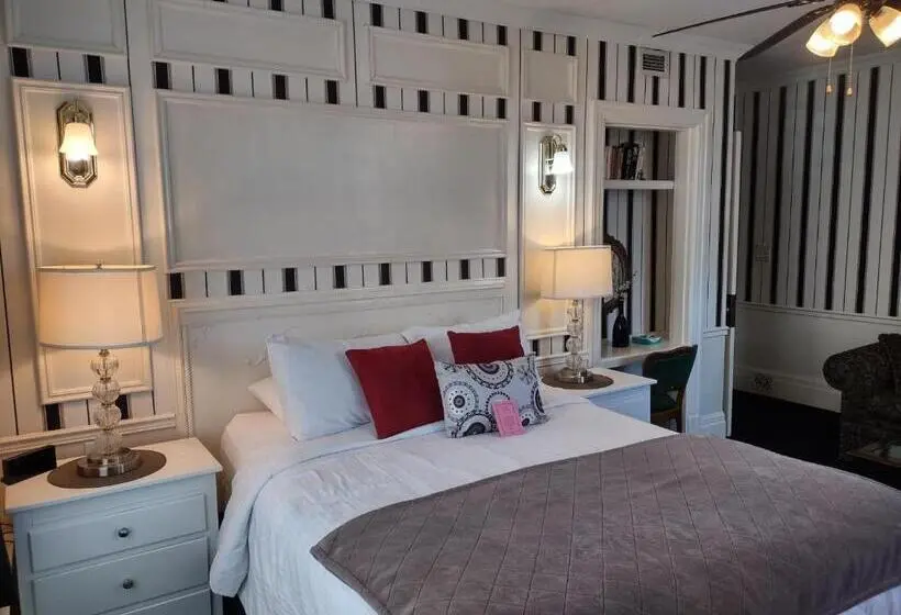Suite with lake view, The King George Inn