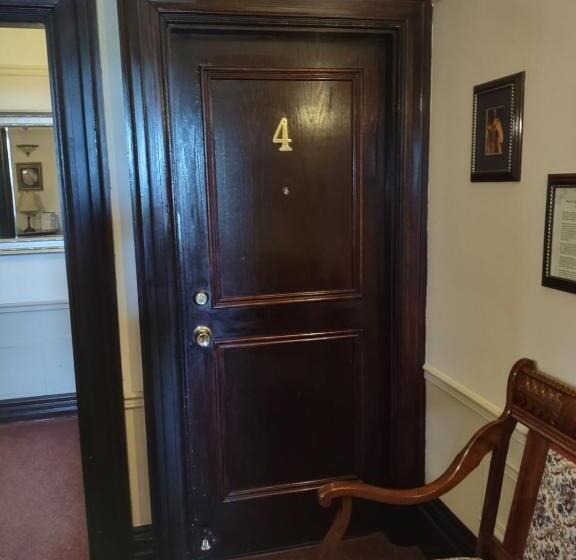 غرفة سوبيريور رباعية, The King George Inn