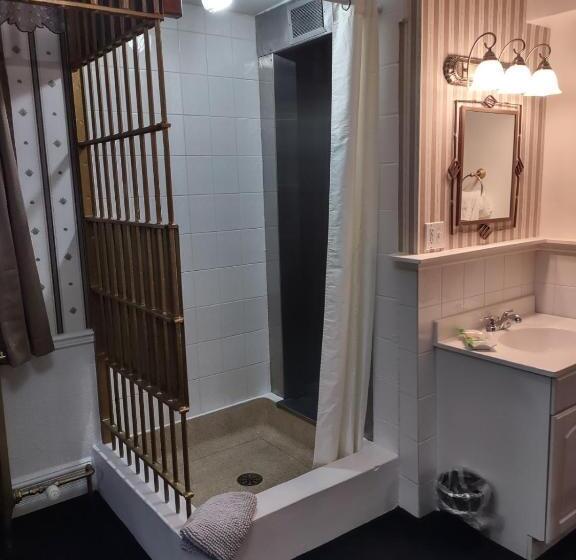 غرفة قياسية ثلاثية, The King George Inn