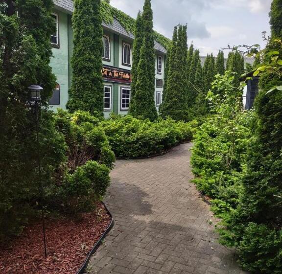 经典四人房间, The King George Inn