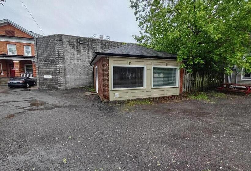 منزل غرفة نوم واحدة, The King George Inn